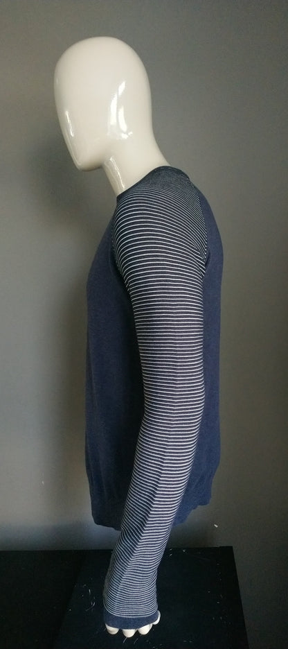 Pull gentil. Bleu foncé avec des manches rayées. Taille L.