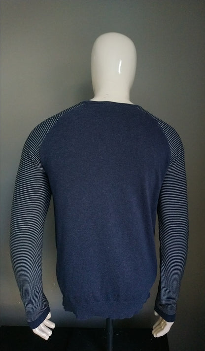 Pull gentil. Bleu foncé avec des manches rayées. Taille L.