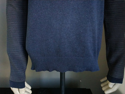 Pull gentil. Bleu foncé avec des manches rayées. Taille L.