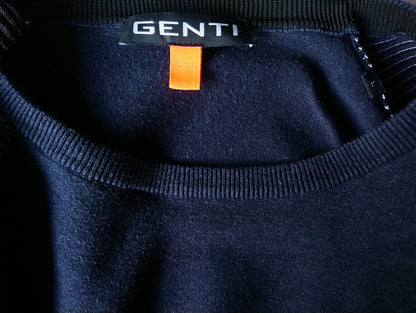 Pull gentil. Bleu foncé avec des manches rayées. Taille L.