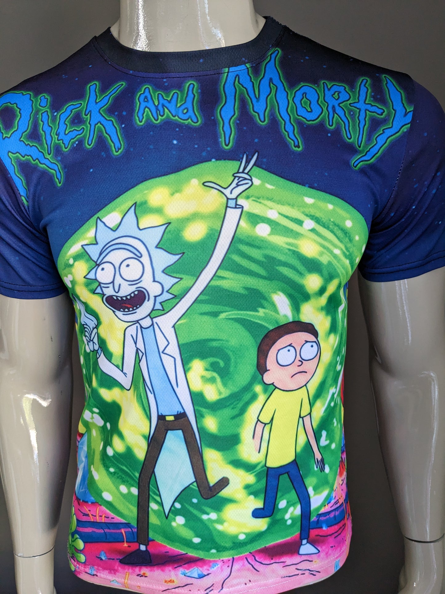 Rick y Morty Shirt. Impresión verde azul. Tamaño M. estiramiento.