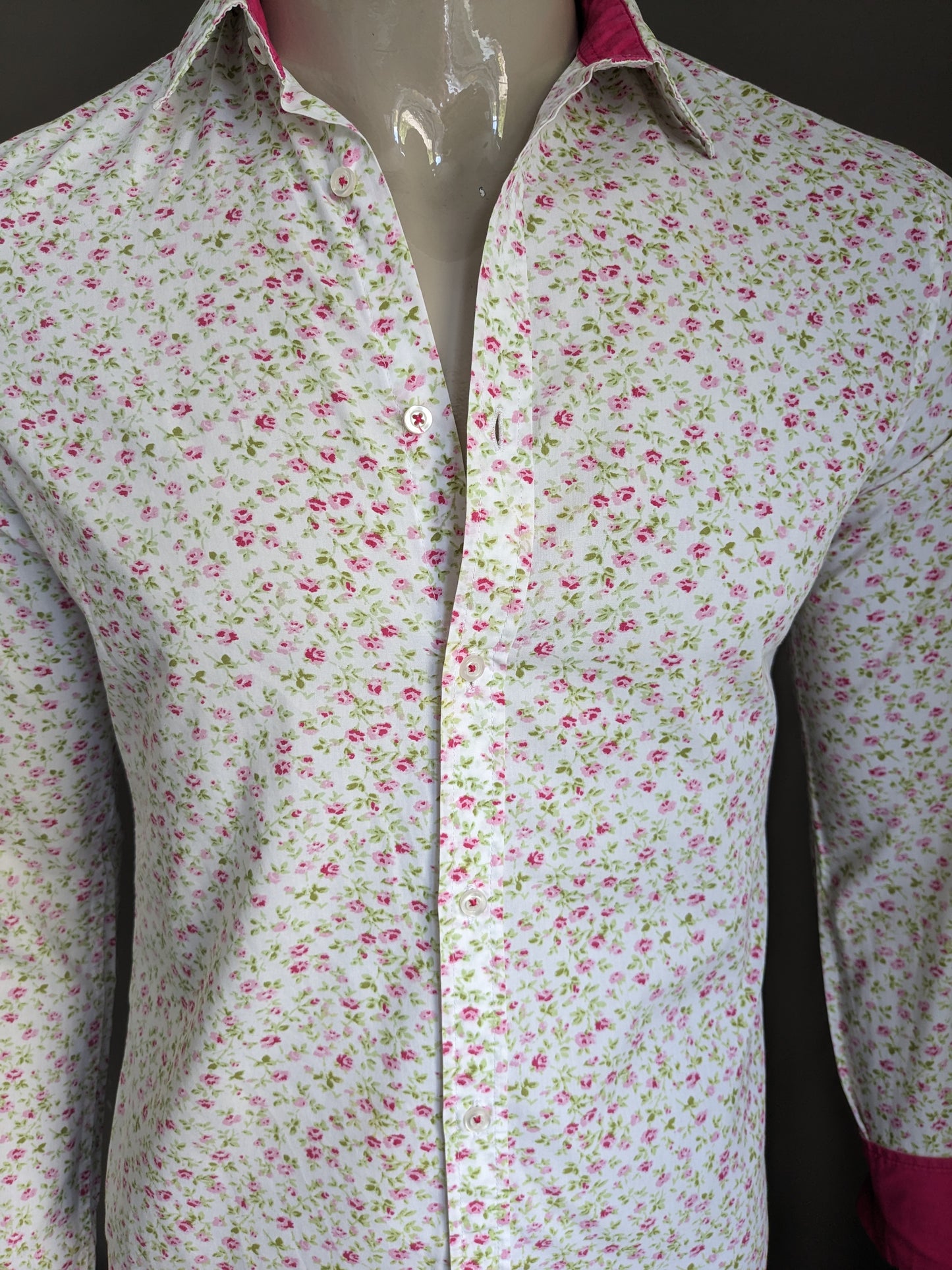 Abbiamo modellato la camicia. BEIGE Pink Green Flowers Stampa. Taglia M.