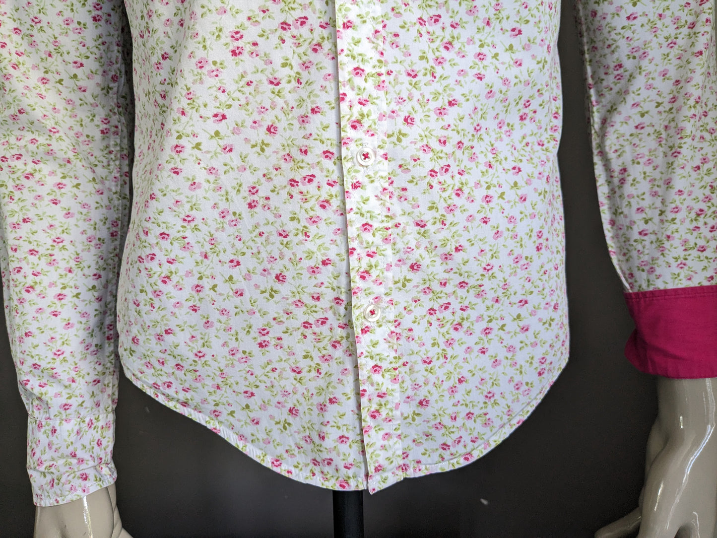 Abbiamo modellato la camicia. BEIGE Pink Green Flowers Stampa. Taglia M.