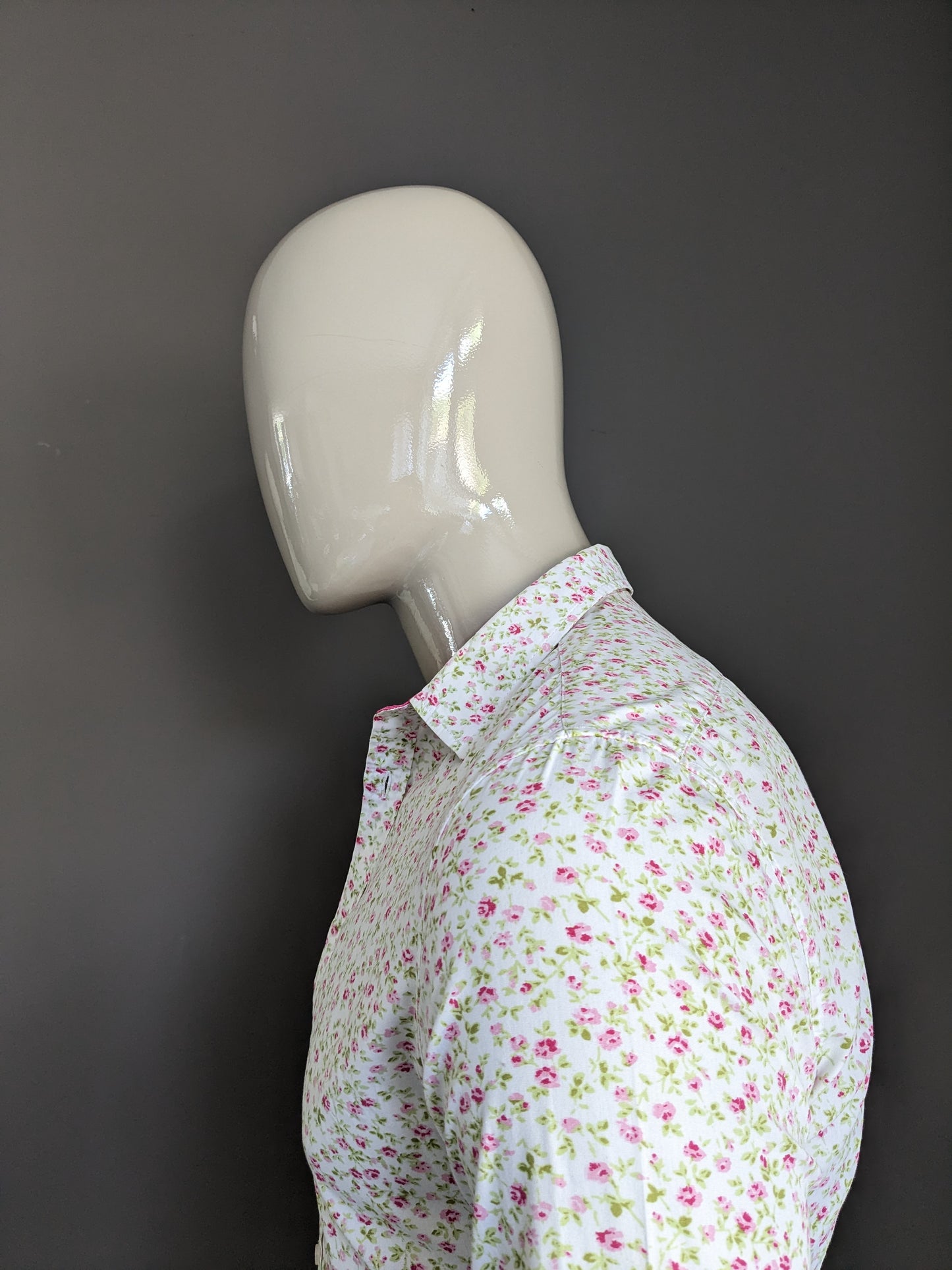 Nous façonnons la chemise. Print de fleurs vert rose beige. Taille M.