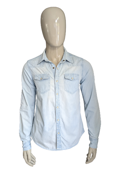 America Today Shirt with press studs. Light blue colored. Size M.