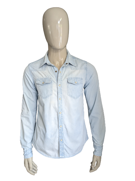 America Today Shirt with press studs. Light blue colored. Size M.