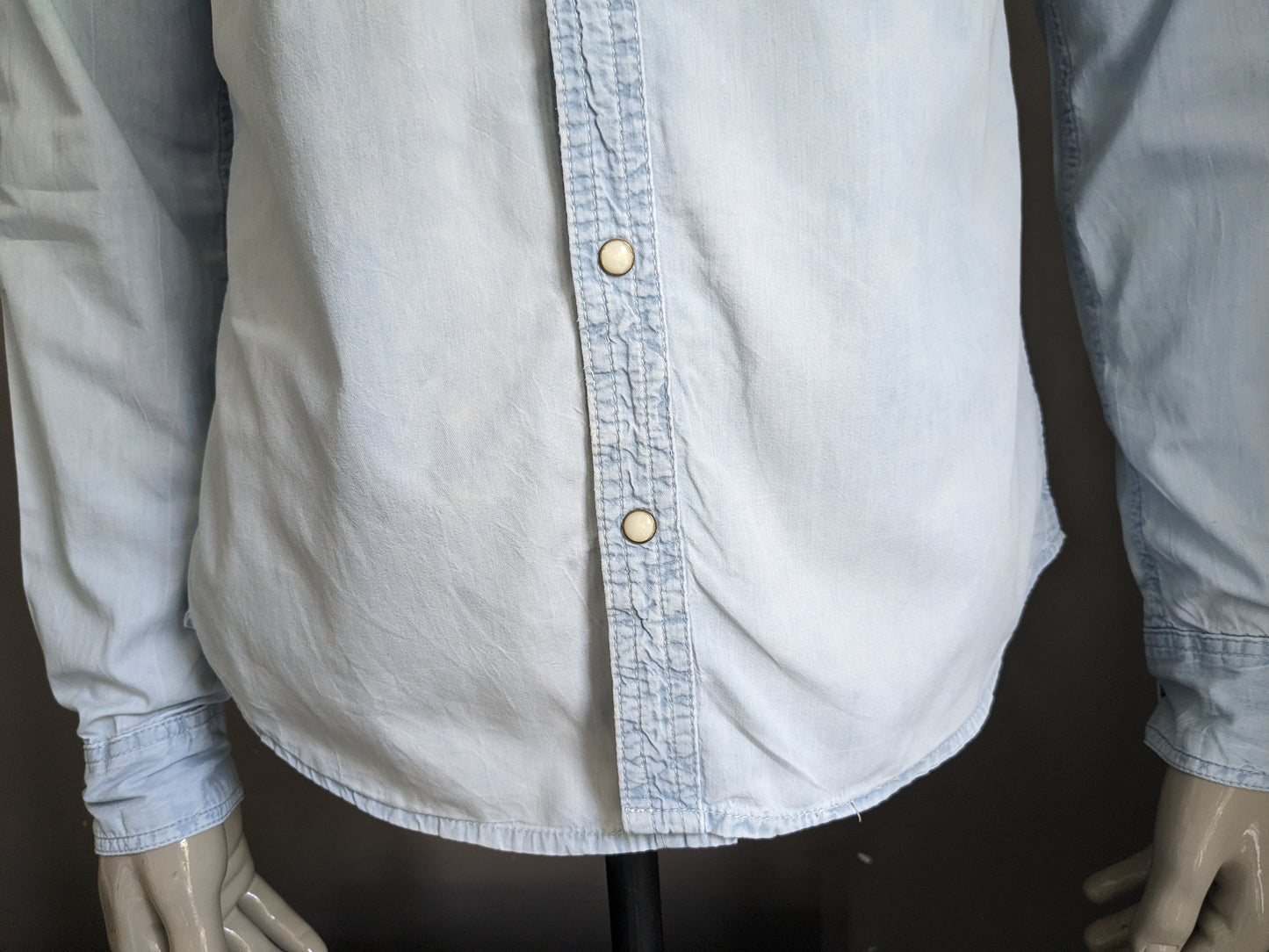 Chemise America Today avec des goujons de presse. Couleur bleu clair. Taille M.