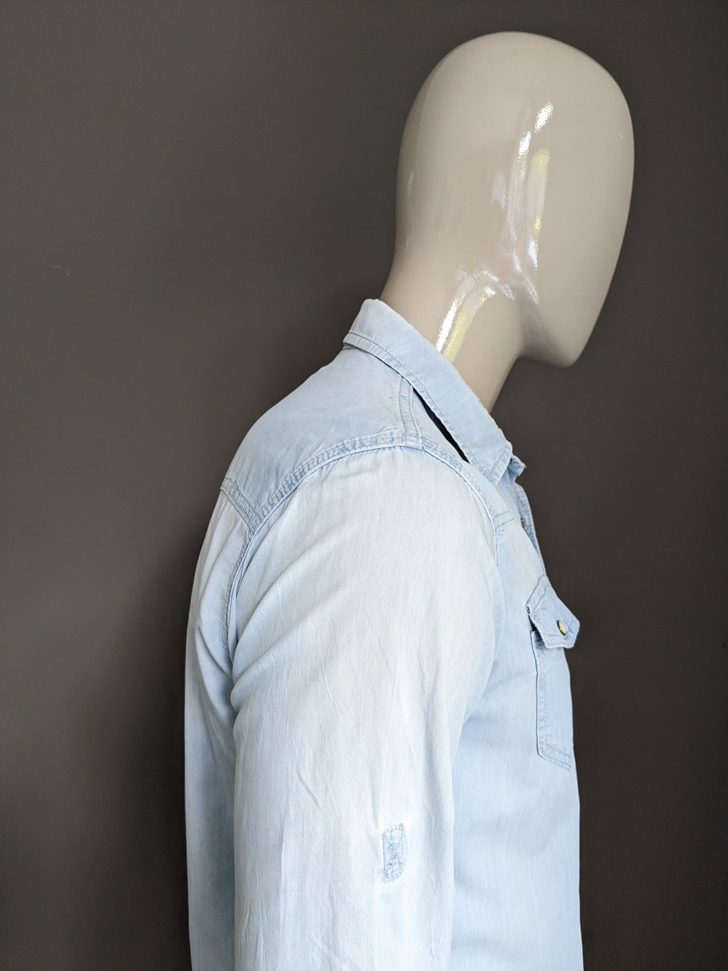 America Today Shirt with press studs. Light blue colored. Size M.