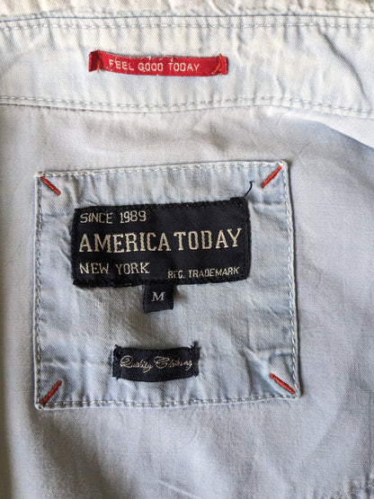 America Heute Shirt mit Pressestollen. Hellblau gefärbt. Größe M.