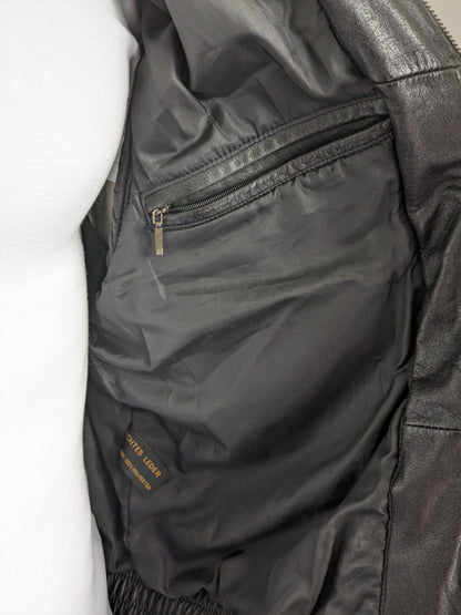 Vintage Prince leren bodywarmer. Zwart gekleurd. Maat 52 / L. met 2 binnenzakken.