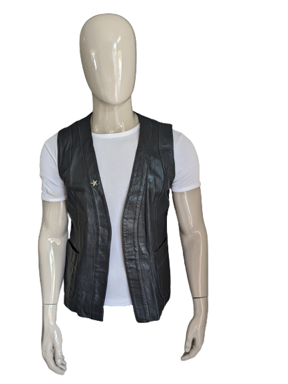 Leren gilet zonder sluiting. Zwart gekleurd met zilverkleurige ster. Maat M / L.