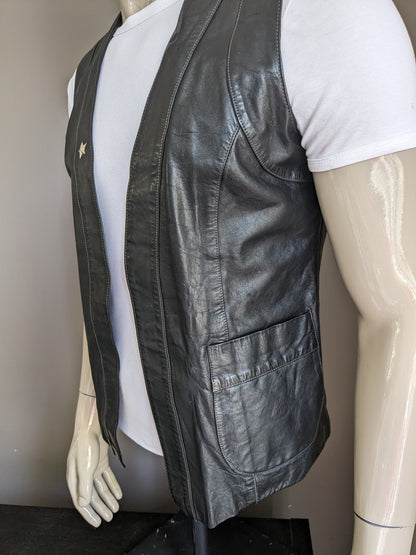 Leren gilet zonder sluiting. Zwart gekleurd met zilverkleurige ster. Maat M / L.