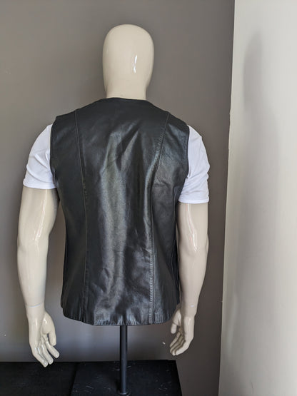 Leren gilet zonder sluiting. Zwart gekleurd met zilverkleurige ster. Maat M / L.