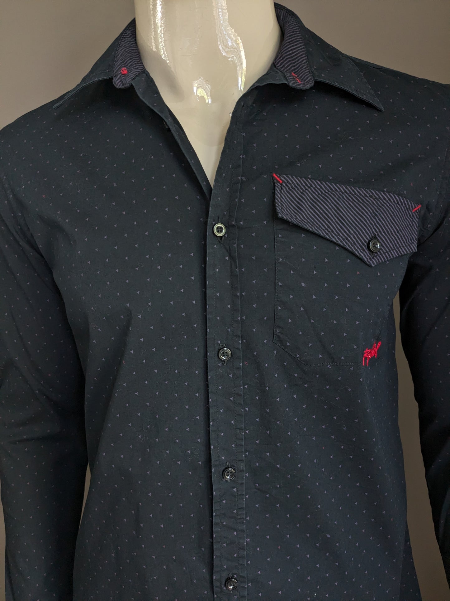 Camisa ripcurl. Estampado morado negro con bordado rojo / costura. Talla M.