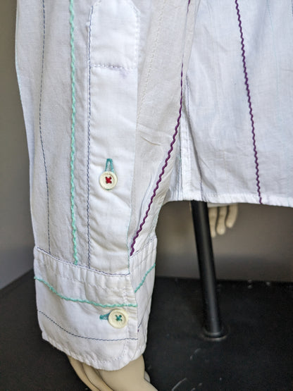 Chemise mexx. Blanc avec des rayures brodées vert violet. Taille L.