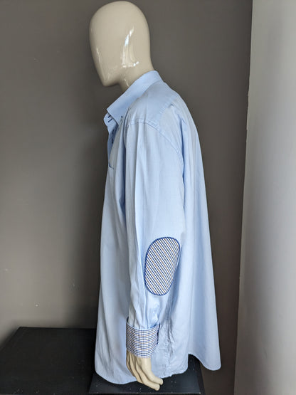 Claude Vigo overhemd met elleboogstukken. Licht Blauw gekleurd. Maat 4XL / XXXXL.