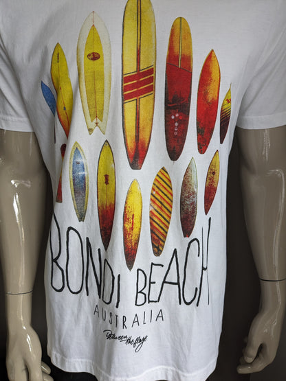 Zwischen den Flaggen "Bondi Beach" -Hemd. Weiß mit Druck. Größe xl.