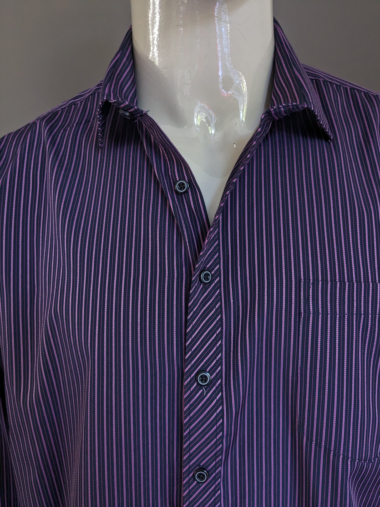 Chemise sans marque. Blanc blanc violet rayé. Taille xl.