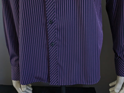 Camicia senza marca. Strisce di nero bianco viola. Taglia XL.