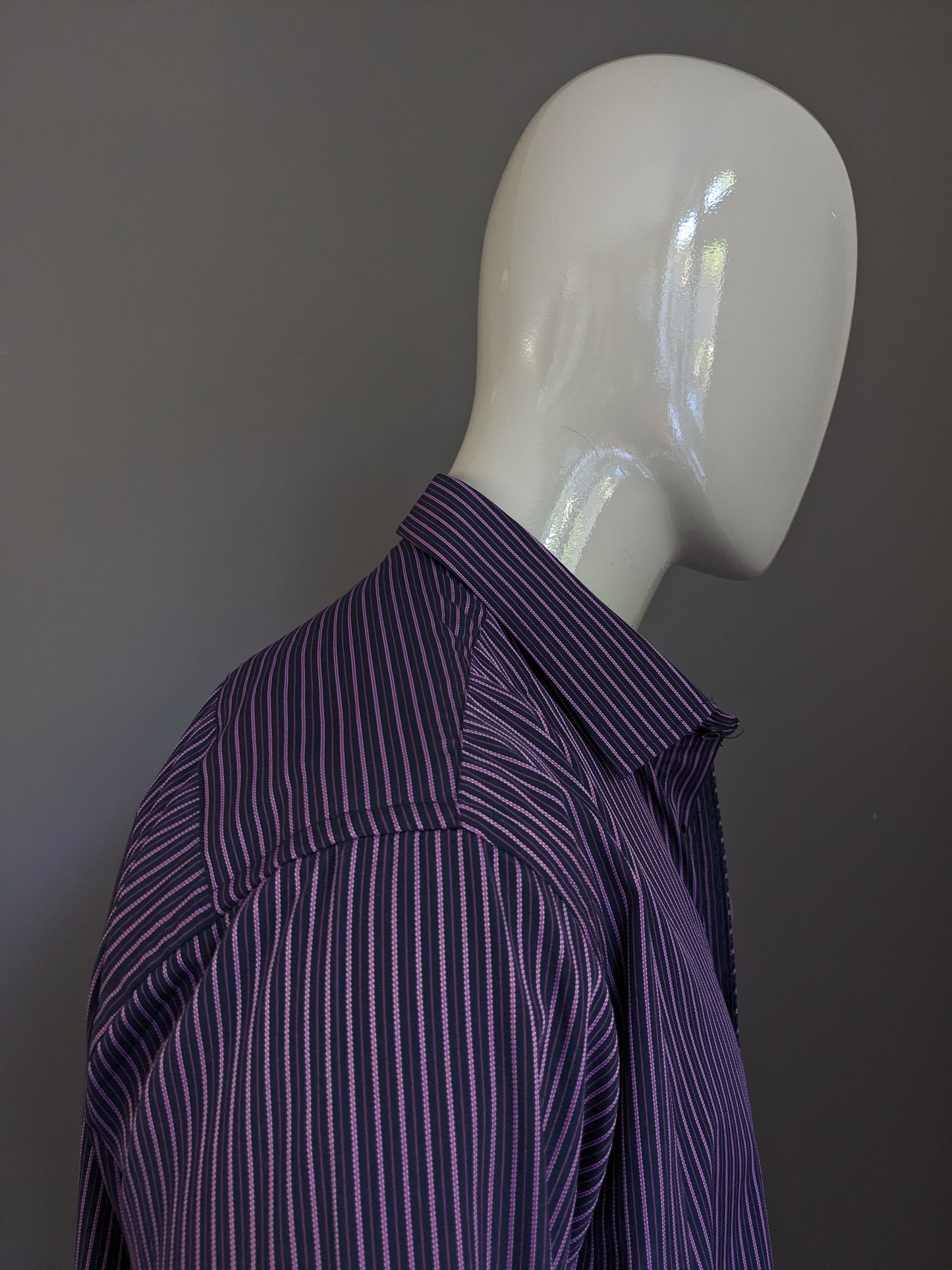 Camicia senza marca. Strisce di nero bianco viola. Taglia XL.