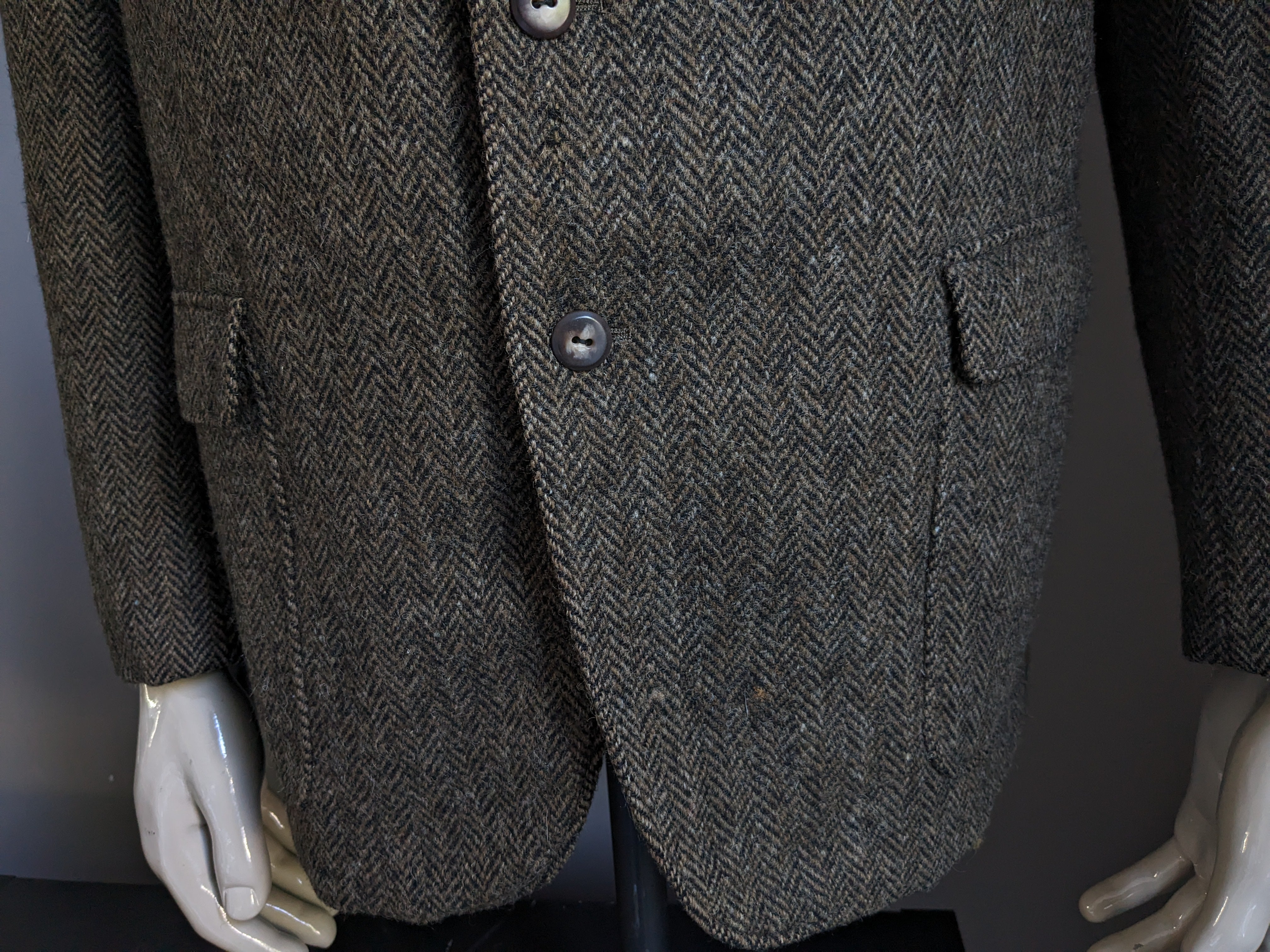 Eddie Bauer Harris Tweed Colbert. Brown herringbone motif. Size 54 / L.