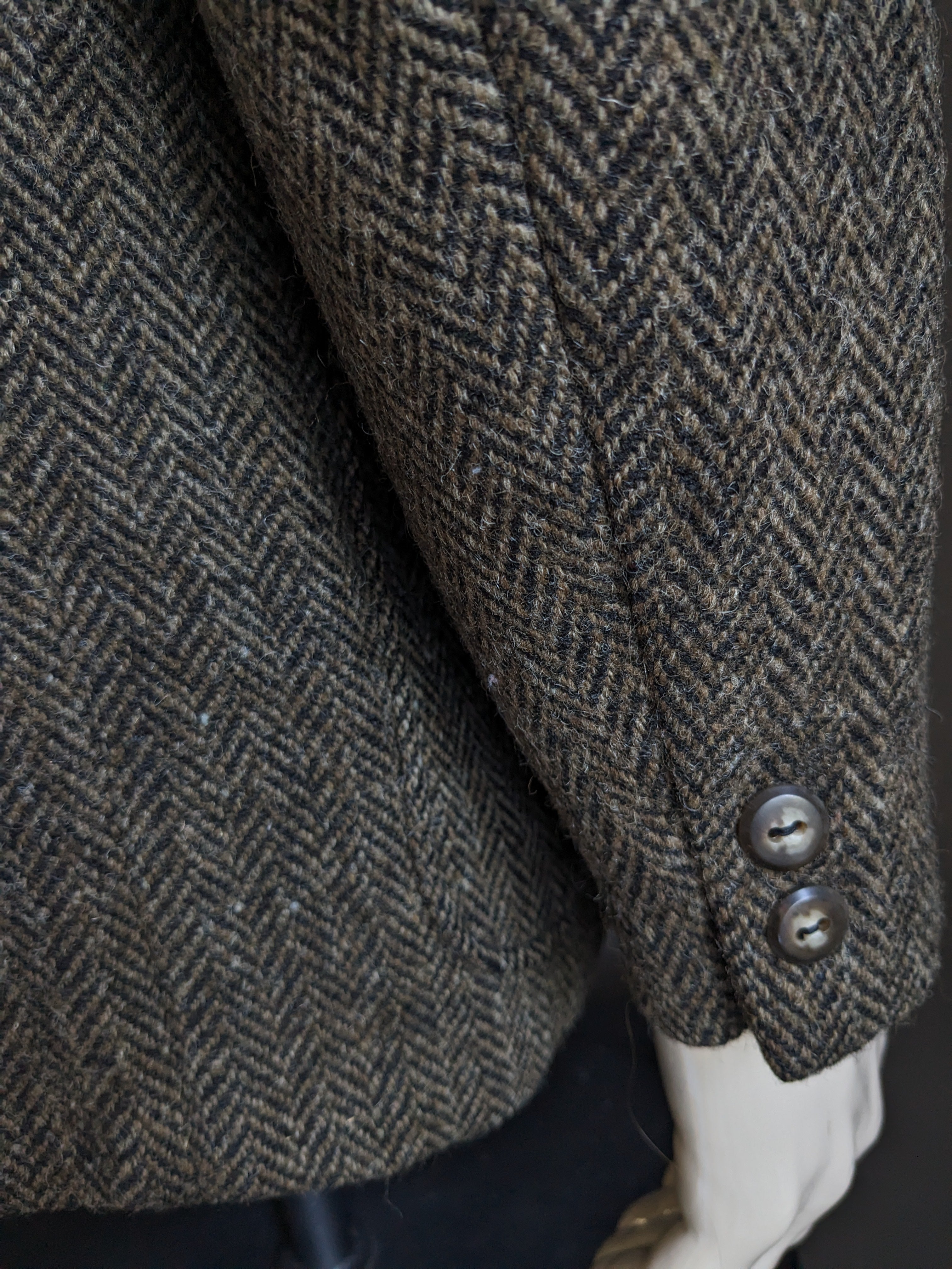 Eddie Bauer Harris Tweed Colbert. Brown herringbone motif. Size 54 / L.