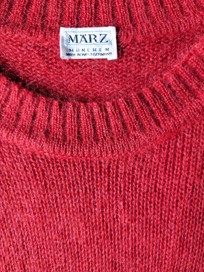 Pull en laine März Mohair vintage. Colore rouge avec le devant d'application. Taille xl.