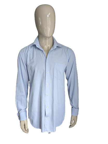 Dalla camicia di lino. Strisce bianche blu. Dimensione L. Tipo di gemelli.