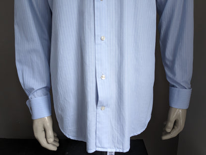 De la chemise en lin. Blanc bleu rayé. Taille L. Type de boutons de manchette.