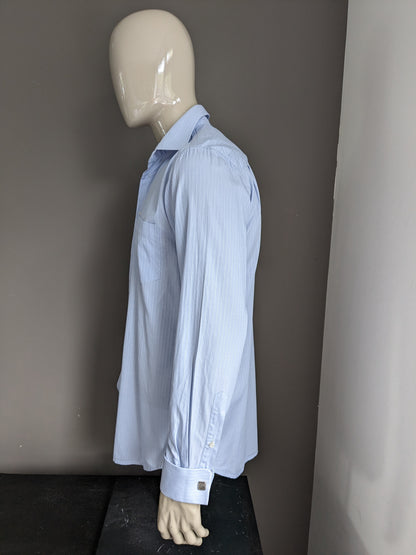 De la chemise en lin. Blanc bleu rayé. Taille L. Type de boutons de manchette.