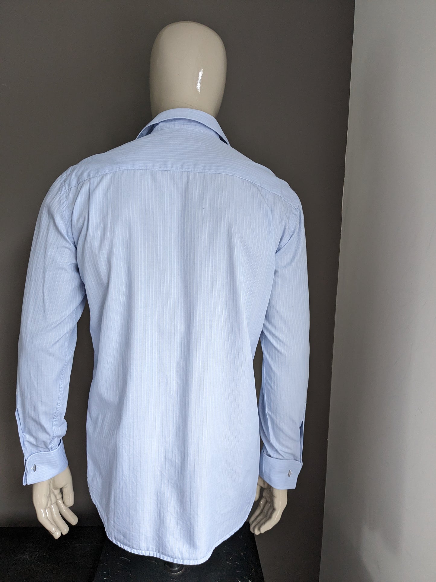 Dalla camicia di lino. Strisce bianche blu. Dimensione L. Tipo di gemelli.