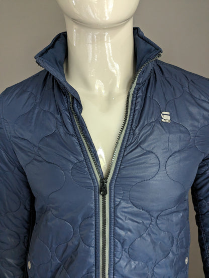 G-Star Raw licht gewicht gewatteerde jas met verborgen capuchon. Donker Blauw gekleurd. Maat S.