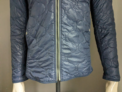 G-Star Raw licht gewicht gewatteerde jas met verborgen capuchon. Donker Blauw gekleurd. Maat S.