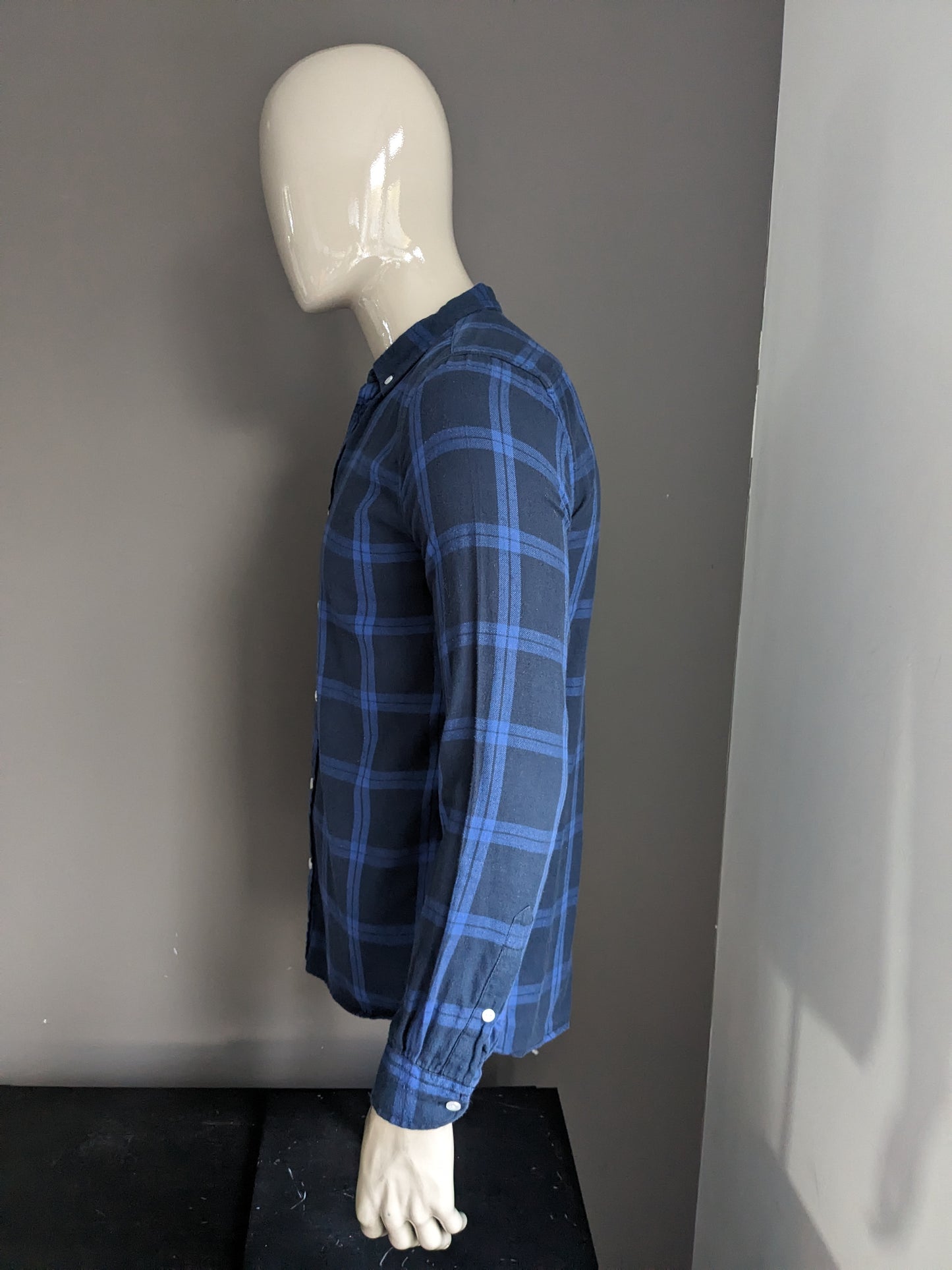 Off the radar shirt. Blue black checked. Size M.