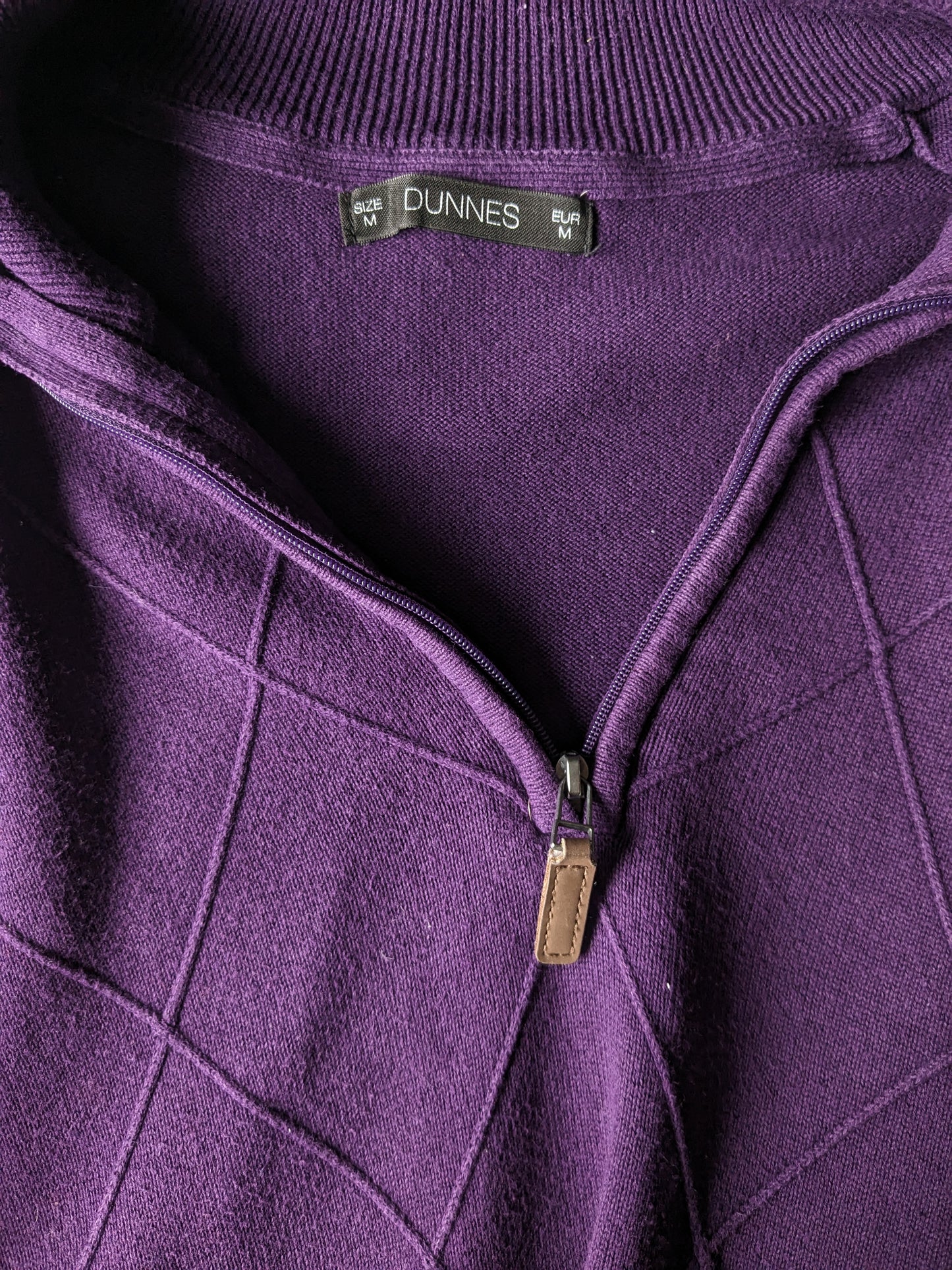 Maglione Dunnes con cerniera. Viola con motivo tangibile. Taglia M.