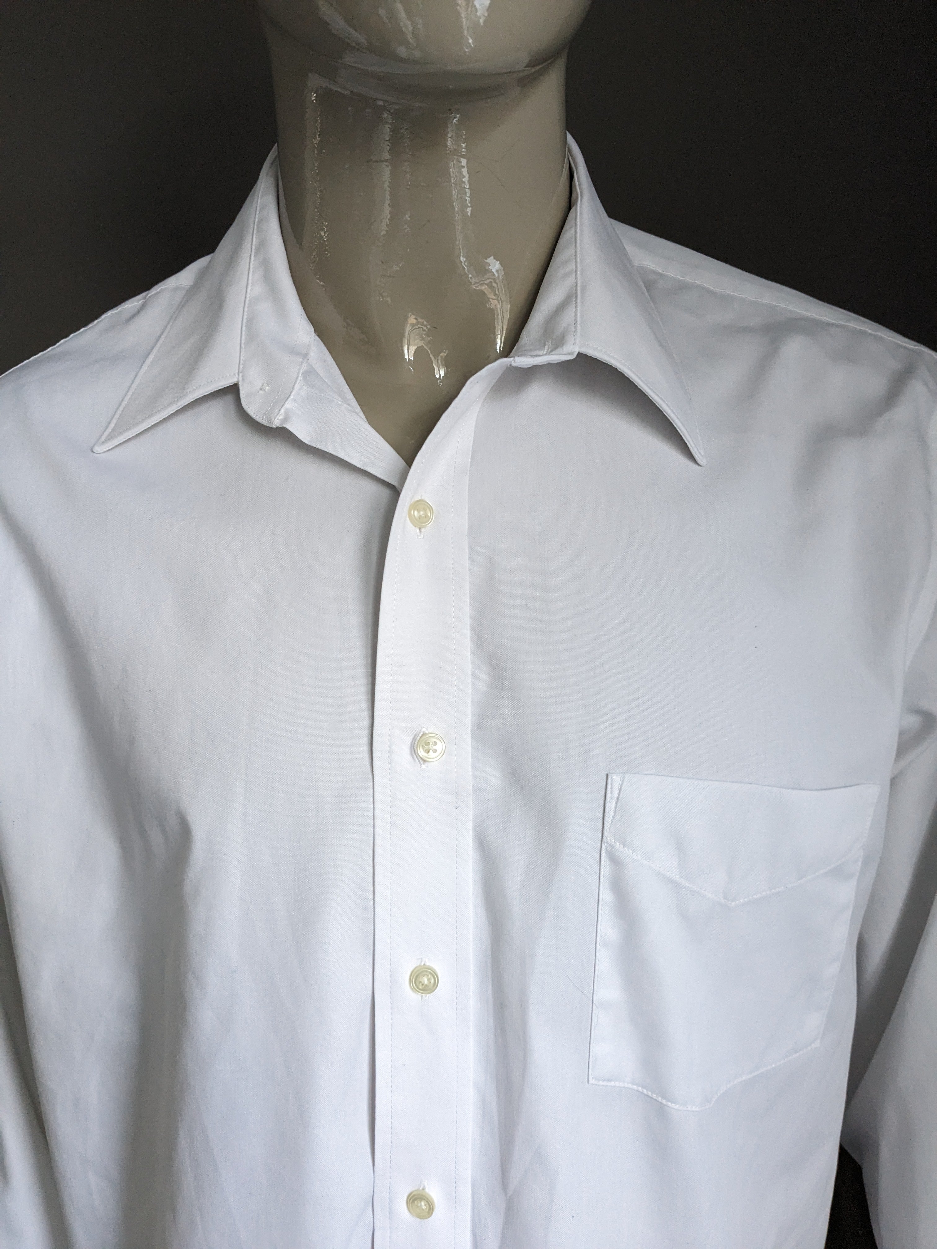 Van Heusen shirt. White. Size XL. Pinpoint Oxford. – EcoGents