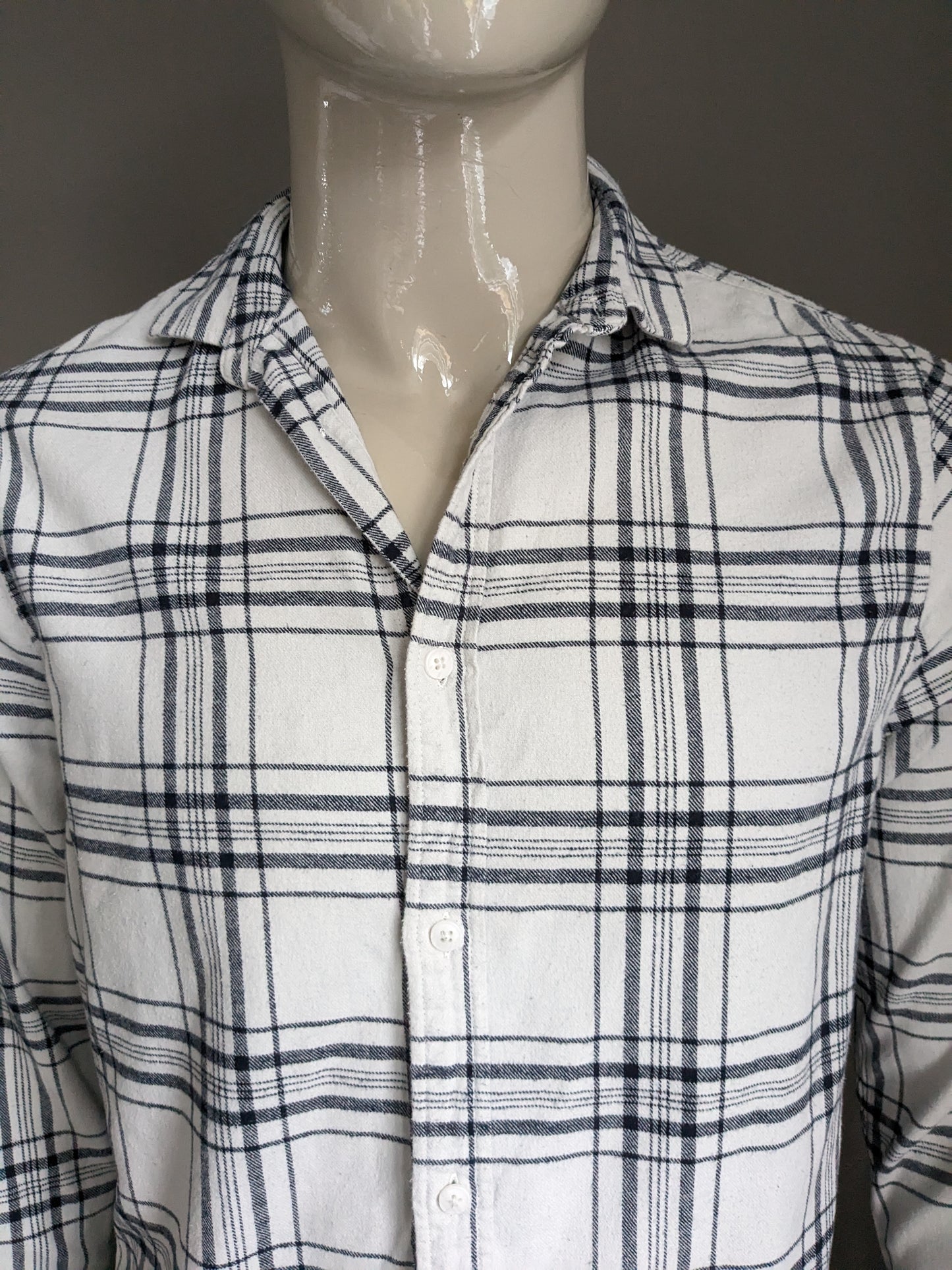 Hallinger flannel shirt. White black checked. Size L.