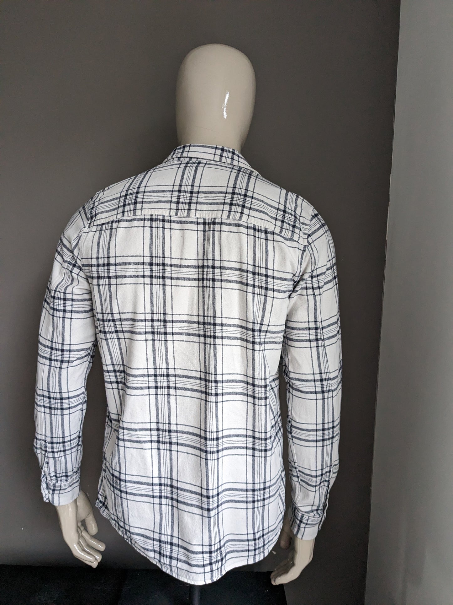 Hallinger flannel shirt. White black checked. Size L.