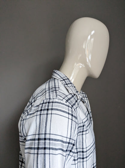 Hallinger flannel shirt. White black checked. Size L.