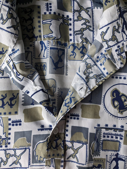 Camisa estampada vintage manga corta. Estampado azul gris beige. Tamaño xl.