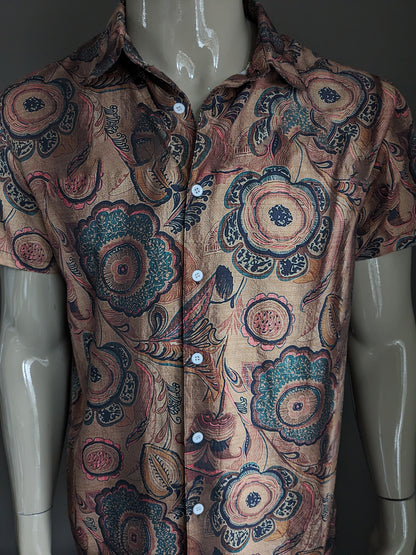 Short sleeve shirt. Brown green red print. Size M.