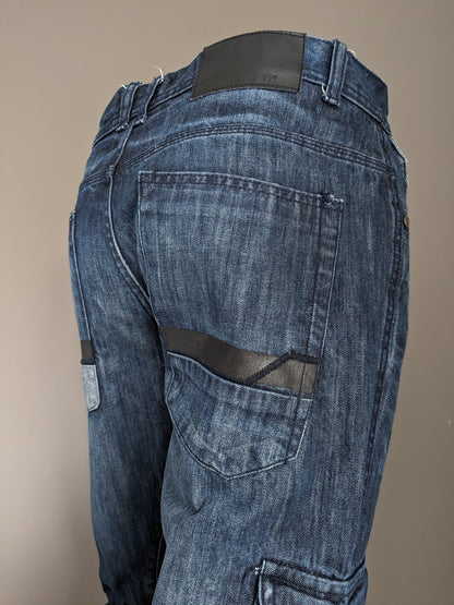 Jeans hechos. Color azul oscuro. Tamaño W32 - L34.