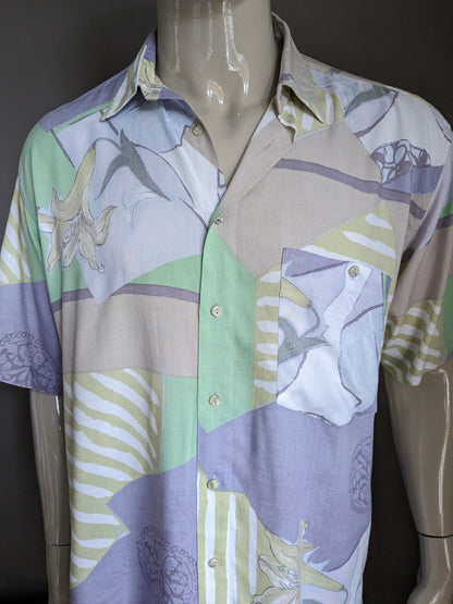 Camisa Vintage Casa Moda manga corta. Impresión amarilla verde púrpura. Tamaño 2xl / xxl.