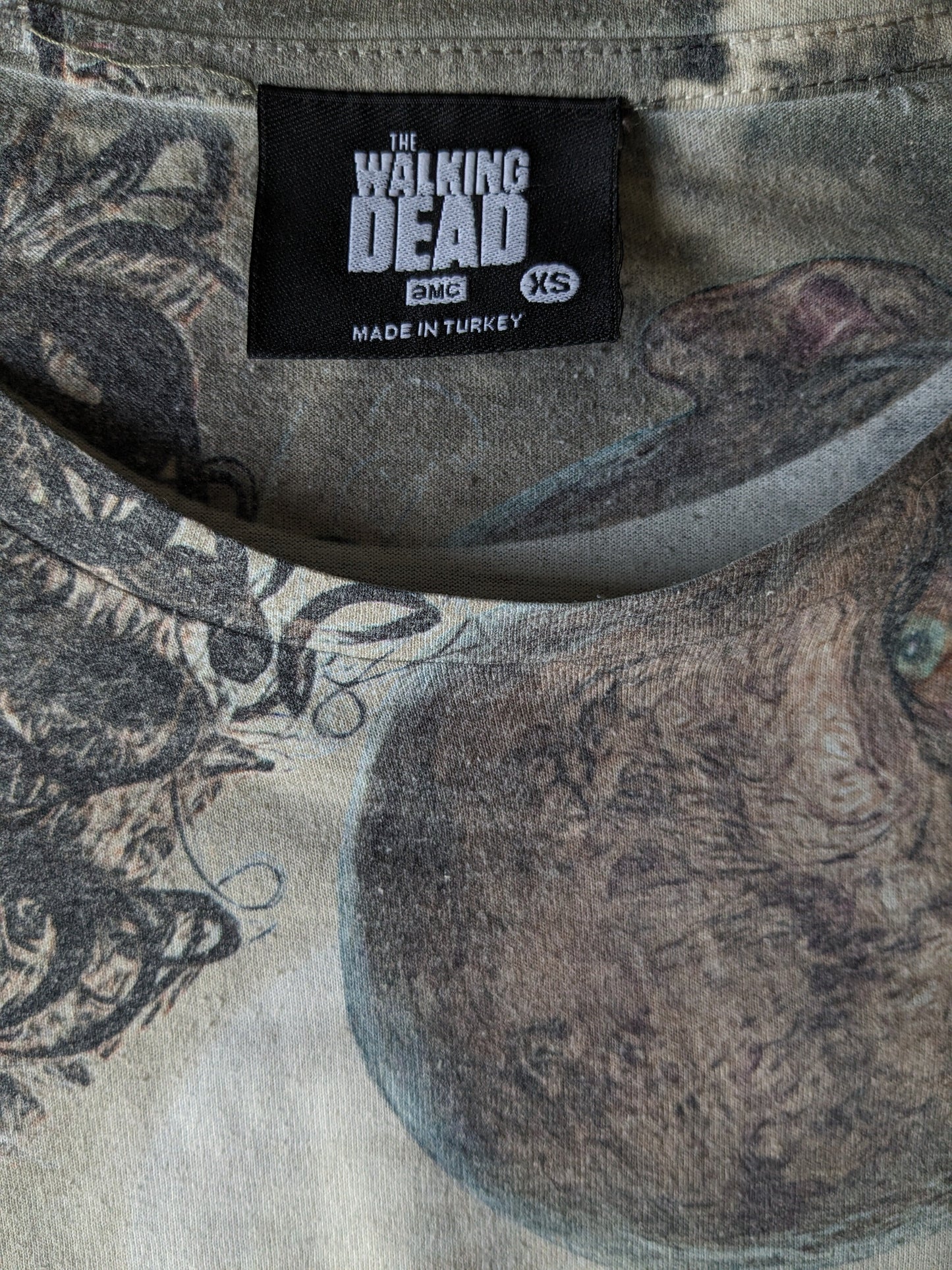 Original The Walking Dead shirt. Grijs Beige print. Maat XS.