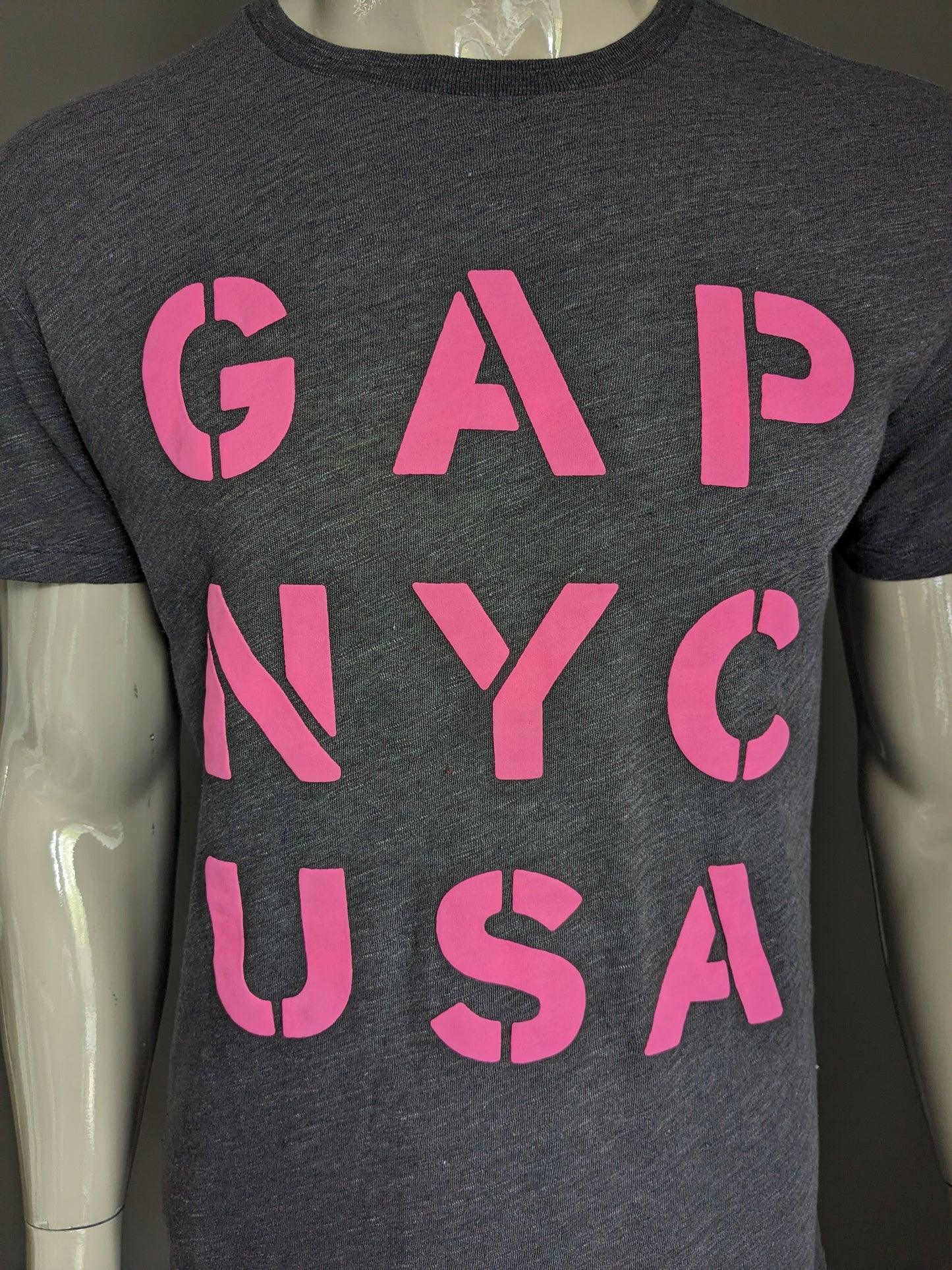 Gap Shirt. Lila Grau gemischt mit rosa Druck. Größe M.