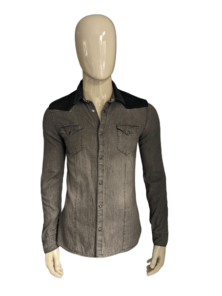 Camicia di jeans divisa H&M con parte delle costole e prigionieri di stampa. Grigio nero colorato. Taglia M.