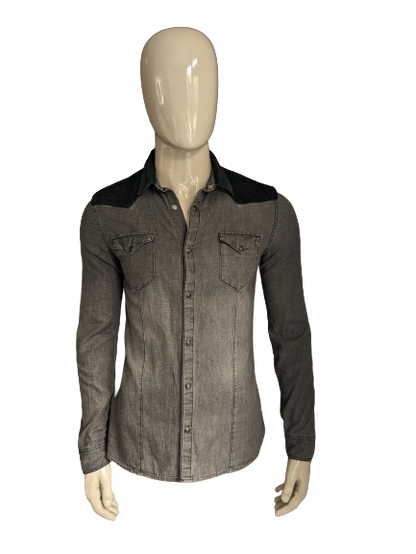 Camicia di jeans divisa H&M con parte delle costole e prigionieri di stampa. Grigio nero colorato. Taglia M.