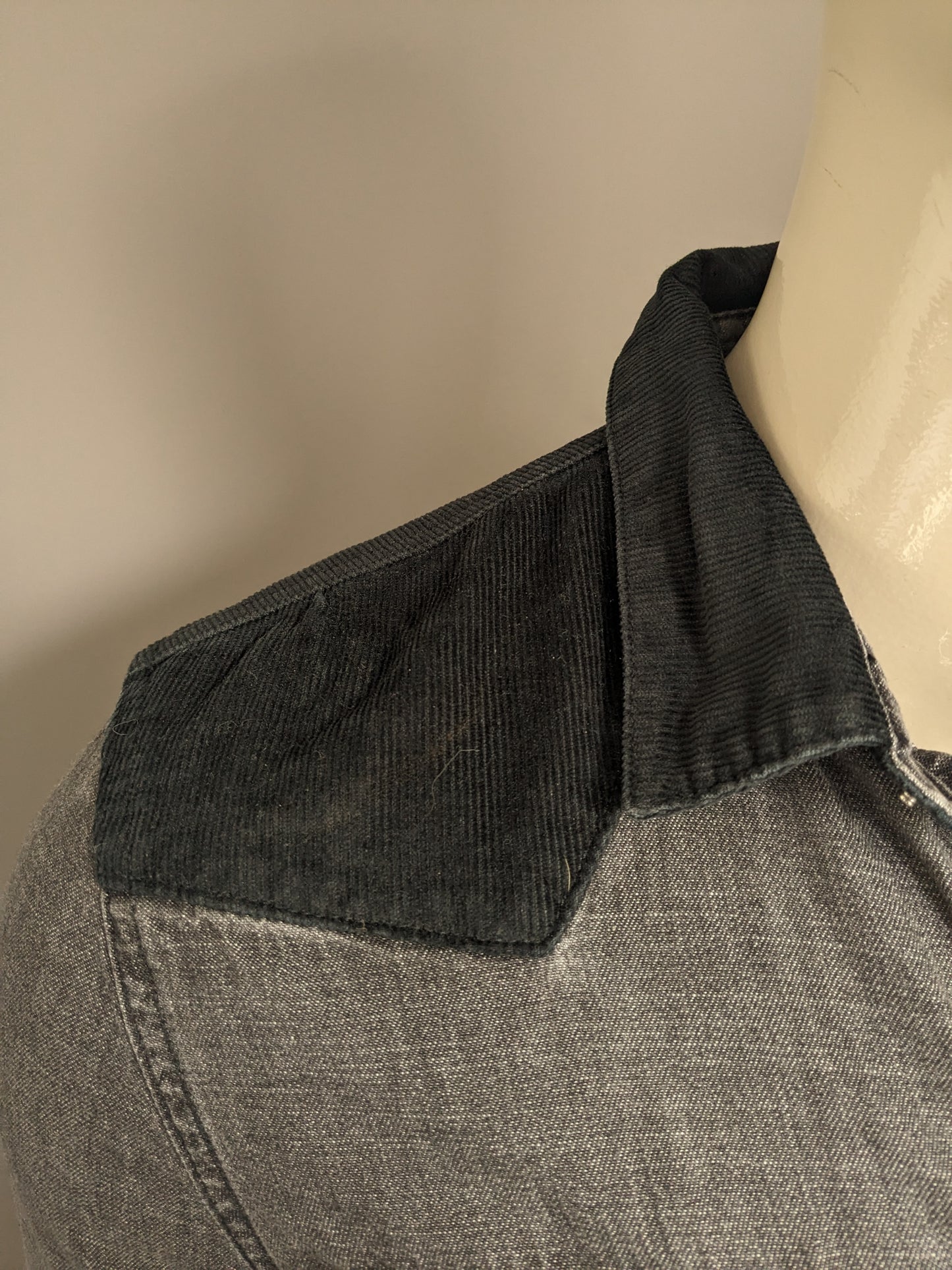 Camicia di jeans divisa H&M con parte delle costole e prigionieri di stampa. Grigio nero colorato. Taglia M.