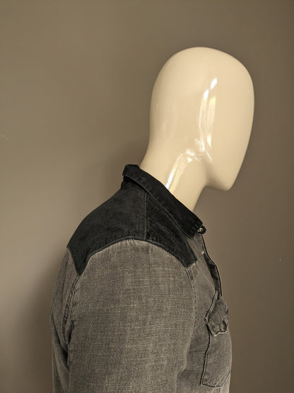 H&M Divided Jeans shirt with RIB part and press studs. Black gray colored. Size M.