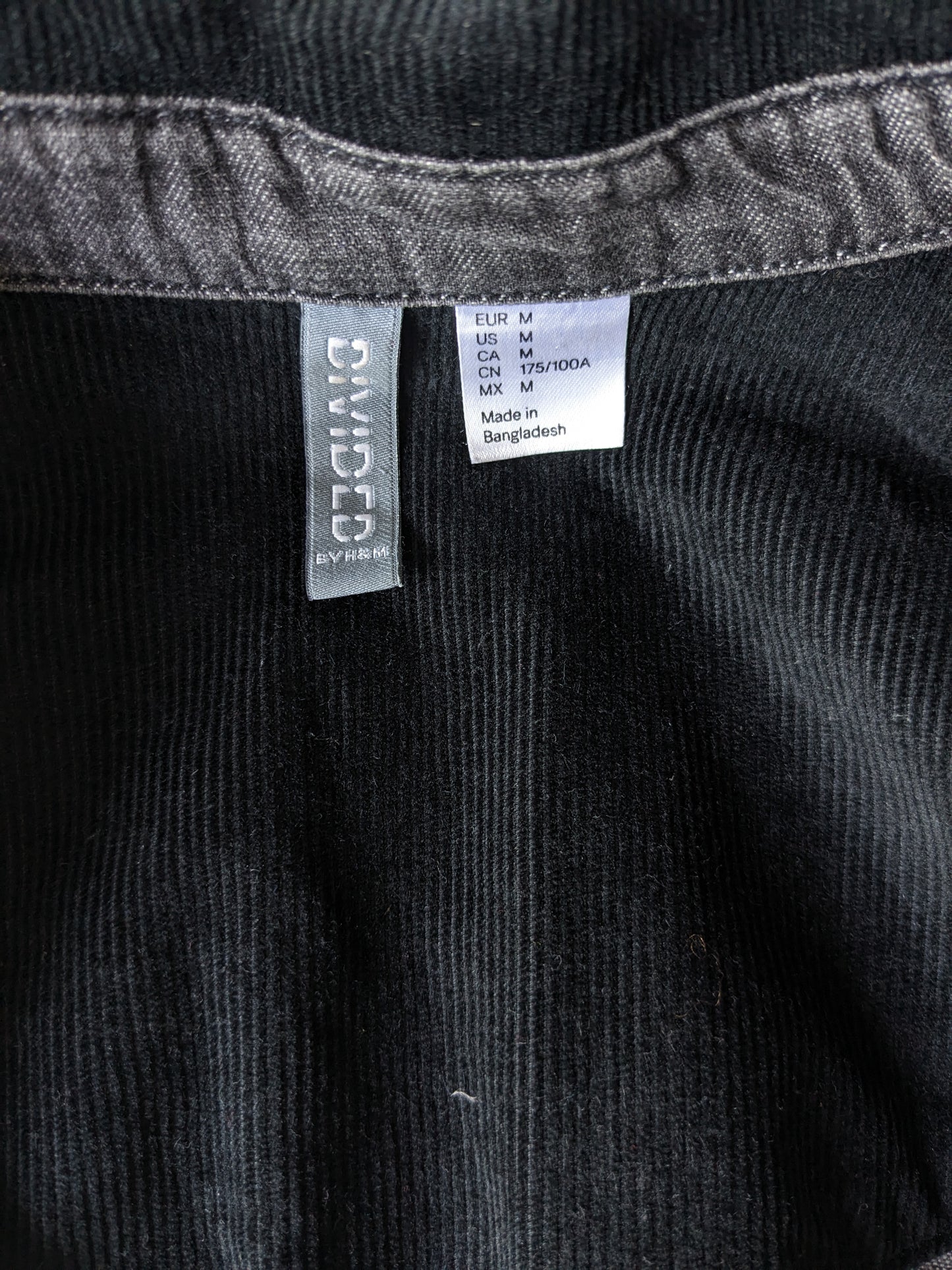 H & M geteiltes Jeanshemd mit Rippenteil und Pressebutter. Schwarz grau gefärbt. Größe M.